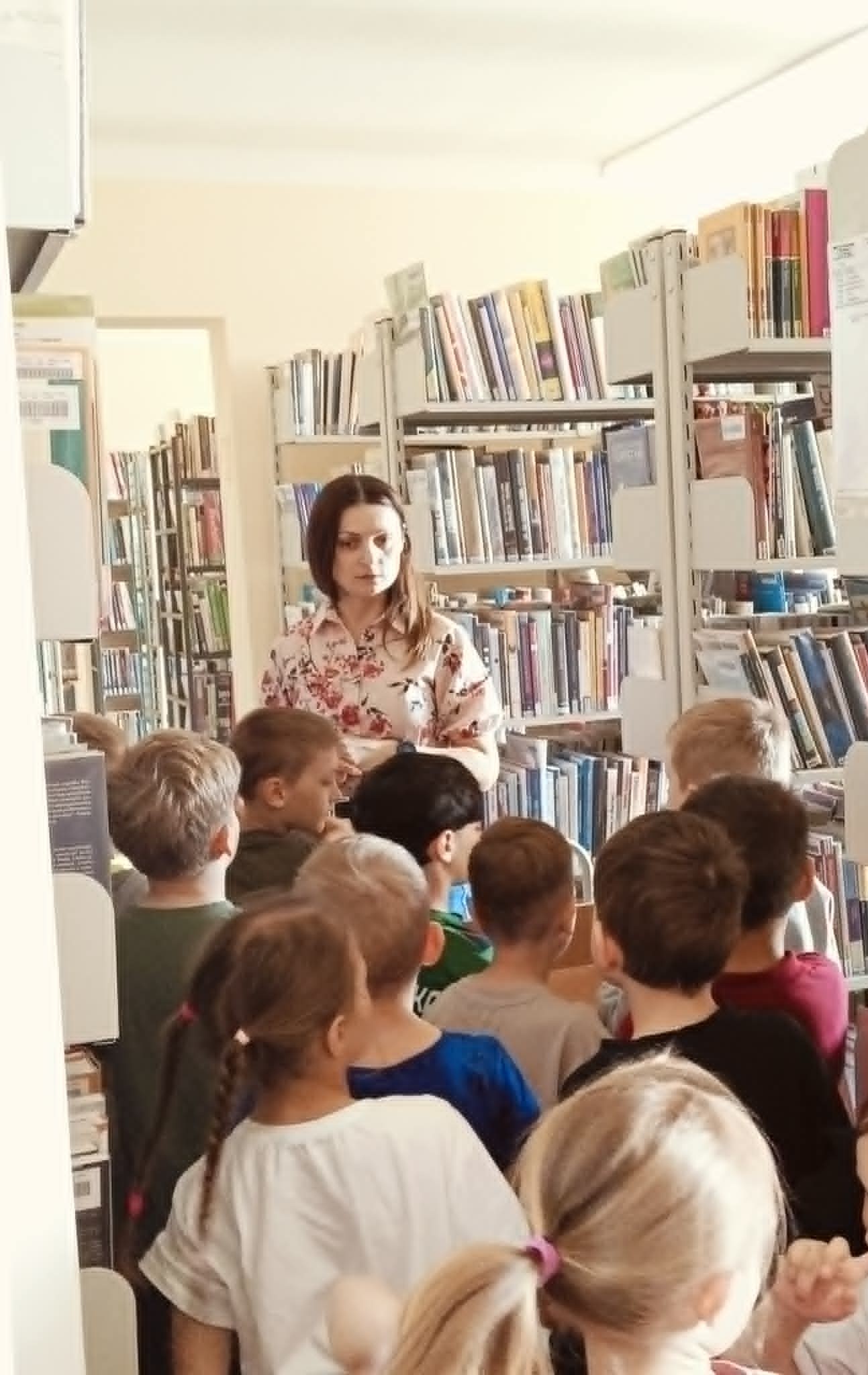 Wiosenne zajęcia czytelnicze z grupą „Słoneczka” z Miejskie…