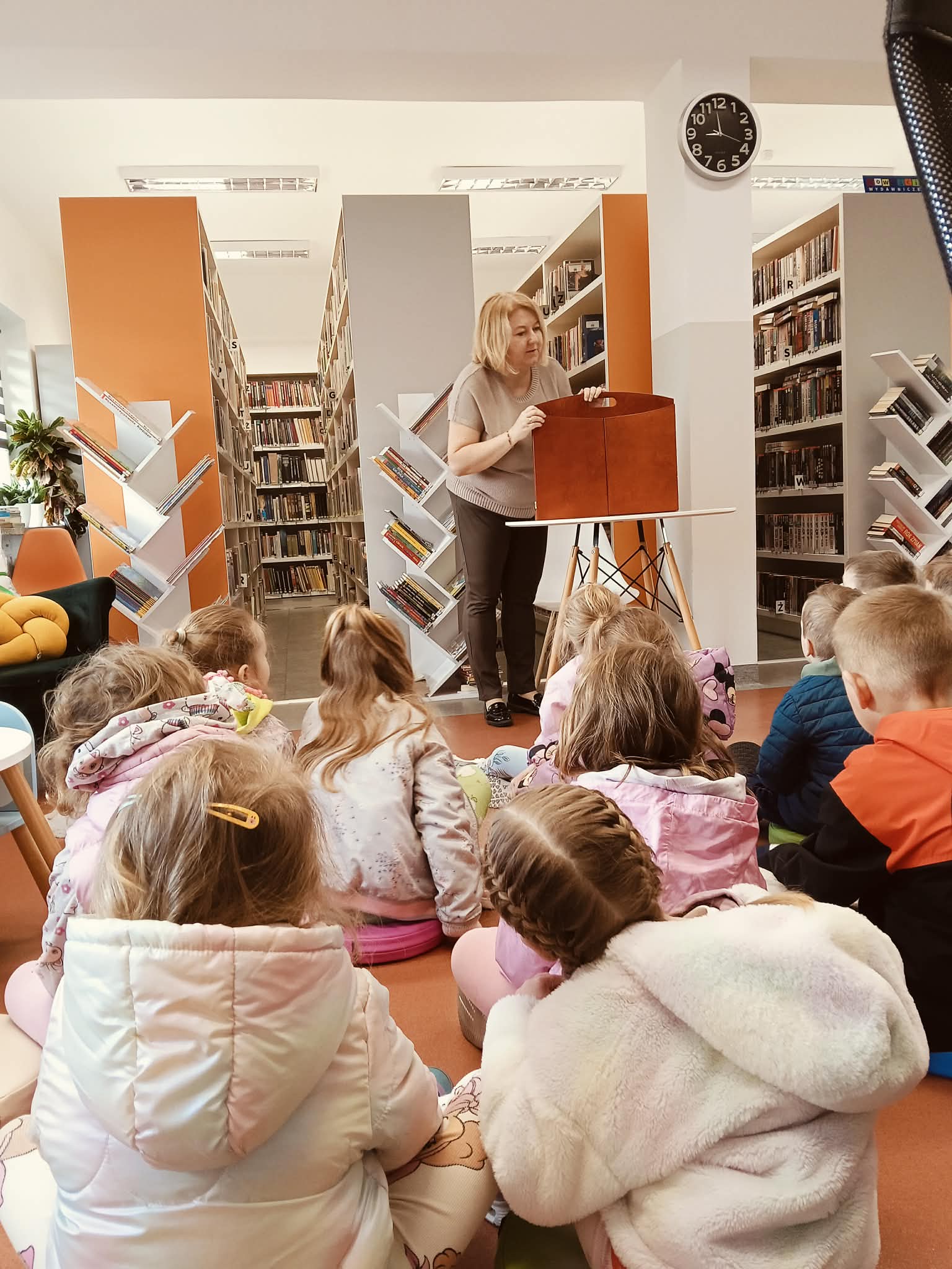 Wiosenne zajęcia czytelniczo-plastyczne z przedszkolakami z…